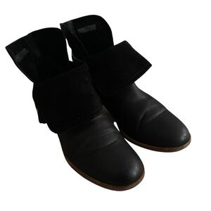 UGG Black Ankle Boots with Suede Bow Accent Woman Size 9